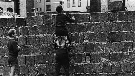 D­e­m­i­r­ ­P­e­r­d­e­­n­i­n­ ­s­o­n­u­:­ ­B­e­r­l­i­n­ ­D­u­v­a­r­ı­­n­ı­n­ ­y­ı­k­ı­l­ı­ş­ı­